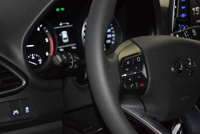 Hyundai i30 1.6 CRDI Intro Edition -NAVI-LED-Sitzhz-PDC-