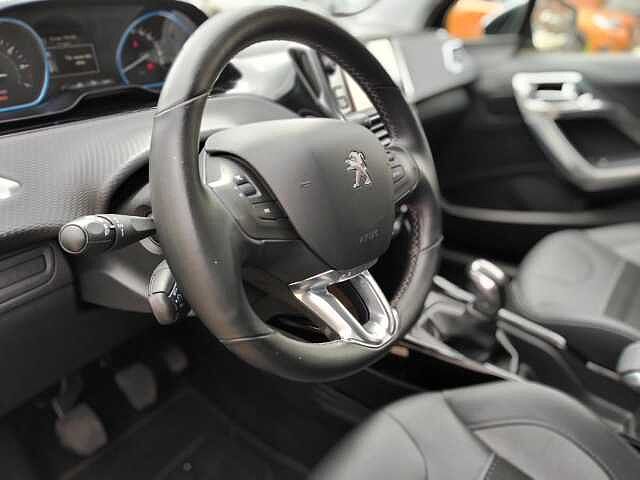 Peugeot 2008 Allure 1.2 PureTech 110 Navi Apple CarPlay Android Auto 2-Zonen-Klimaautom Musik